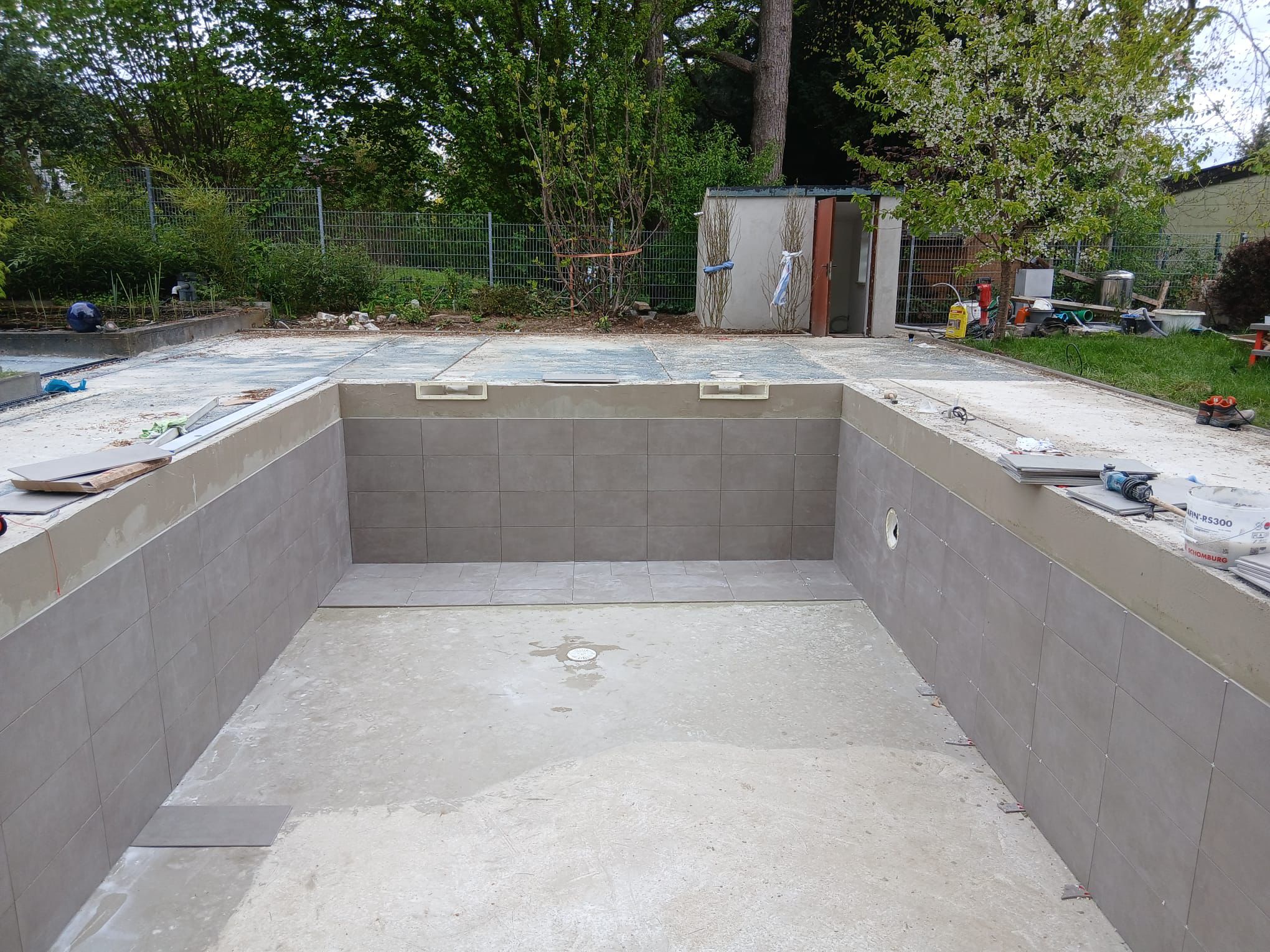 Poolbau Dortmund mit moderner Terrasse – Exklusiver Gartenumbau vom Profi