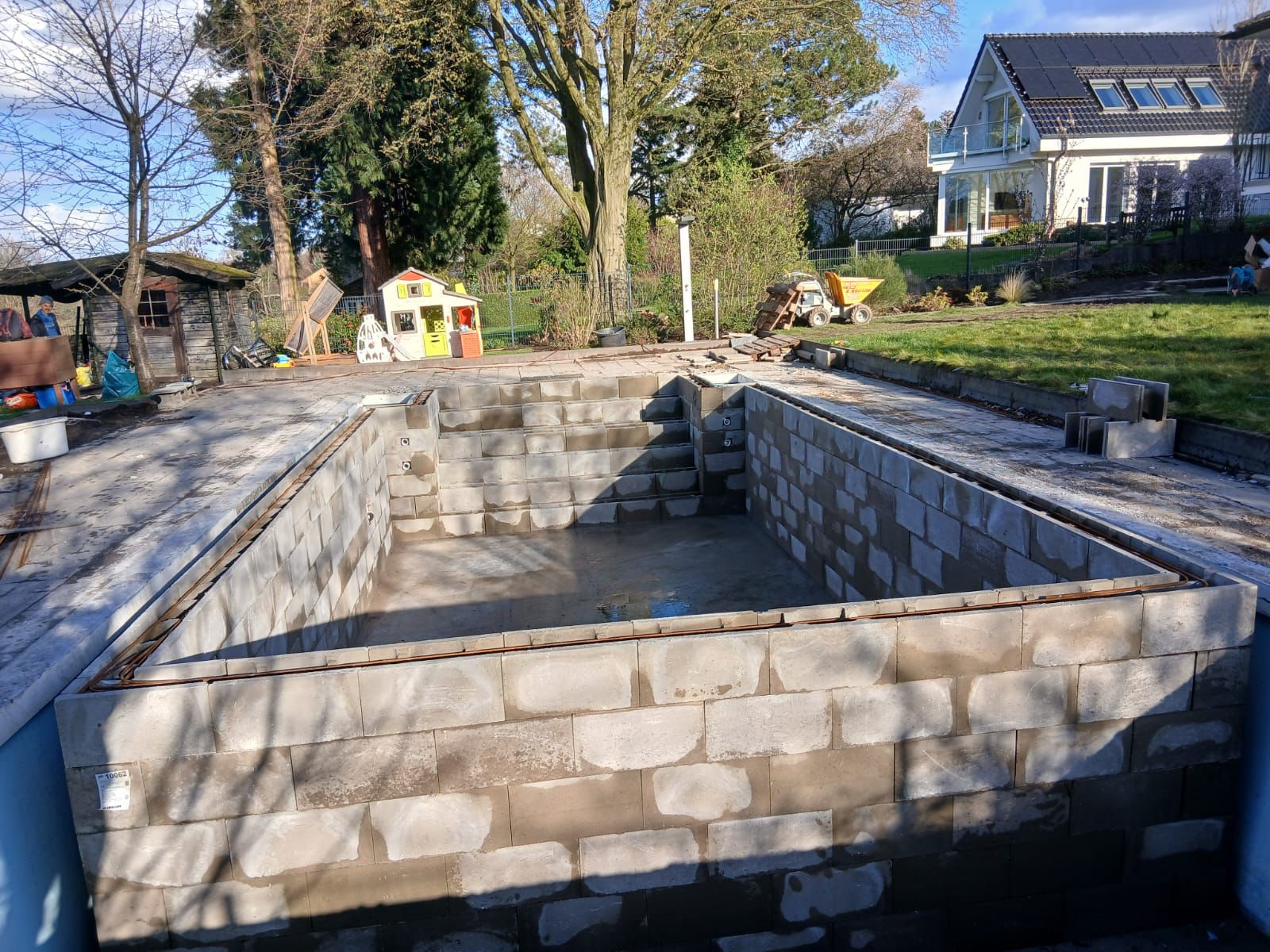 Poolbau Dortmund mit moderner Terrasse – Exklusiver Gartenumbau vom Profi